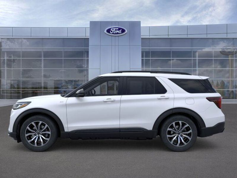 2025 Ford Explorer ST-Line photo 3