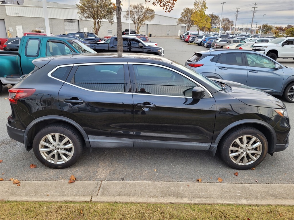 2020 Nissan Rogue Sport S photo 2