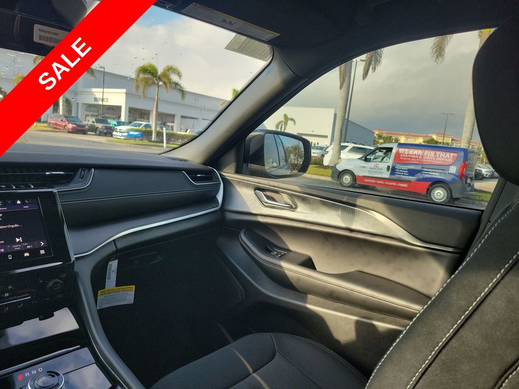 2025 Jeep Grand Cherokee Laredo Altitude photo 10