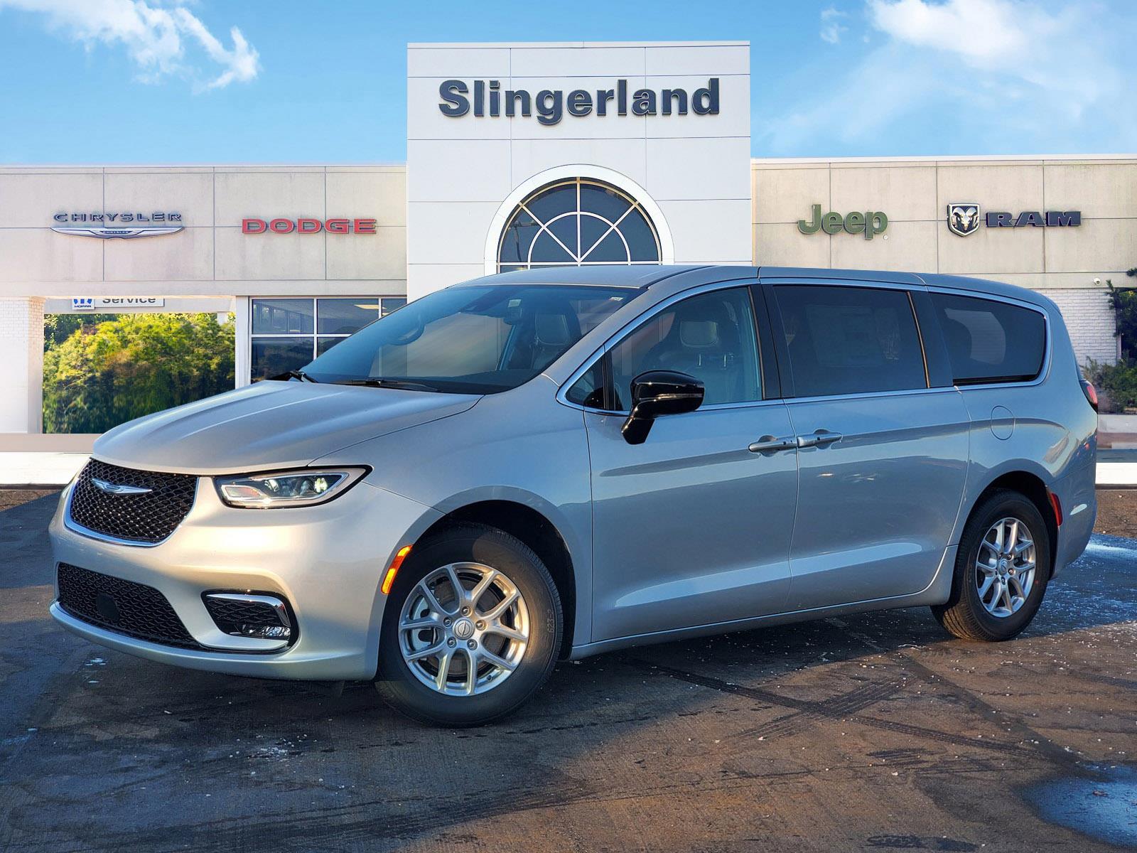 2026 Chrysler Pacifica Select's photo