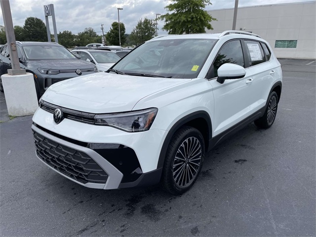 2025 Volkswagen Taos SE photo 3