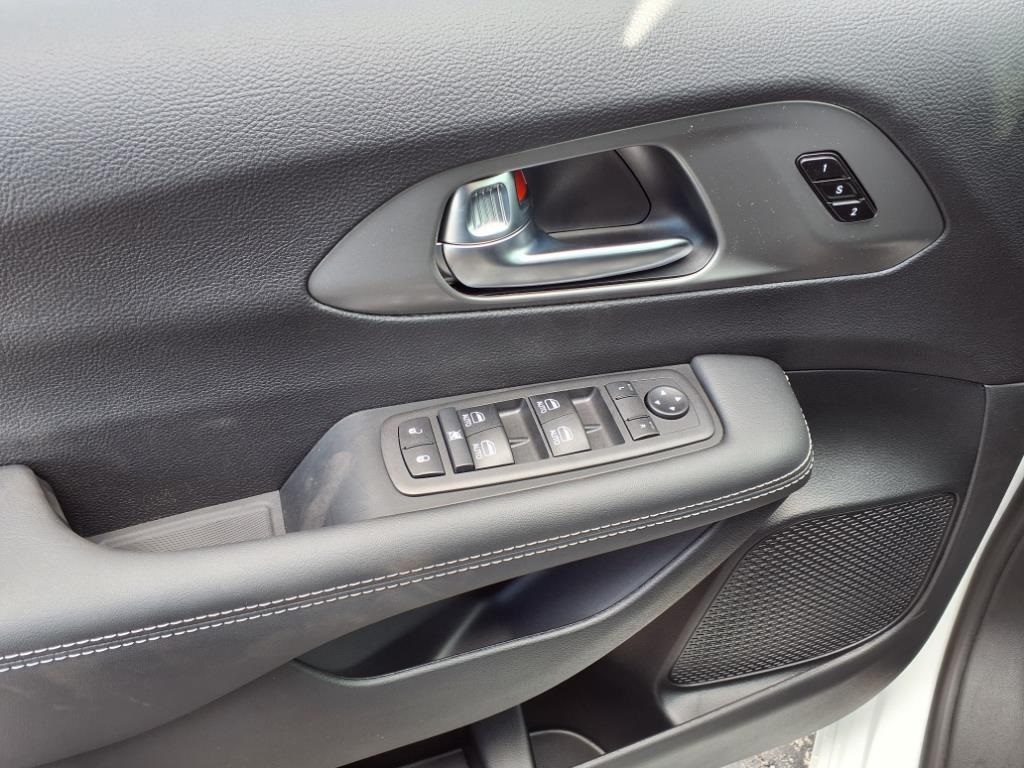 2026 Chrysler Pacifica photo 6