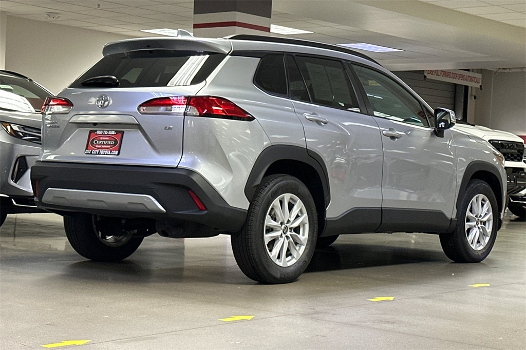 2022 Toyota Corolla Cross LE photo 2