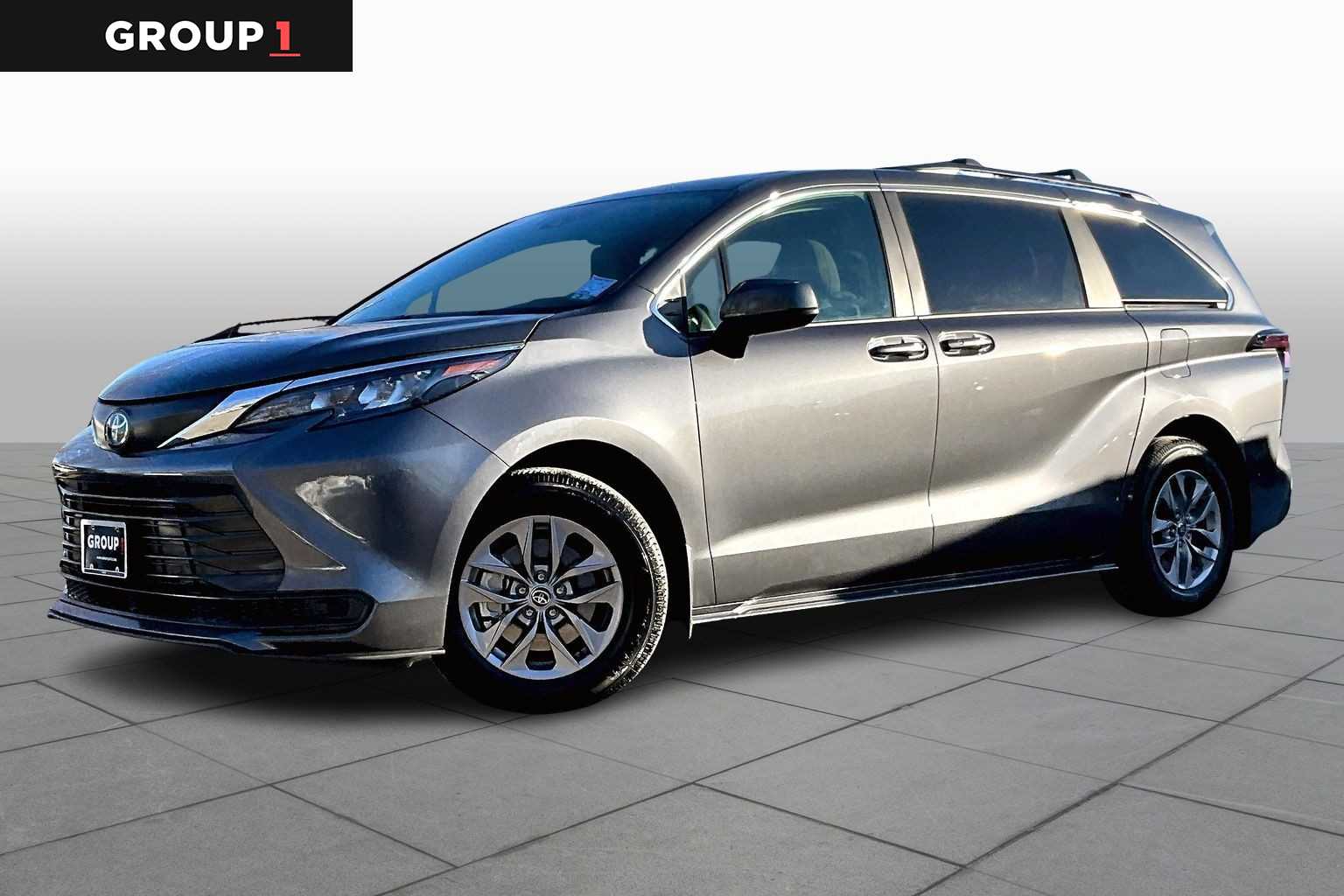 2025 Toyota Sienna LE's photo
