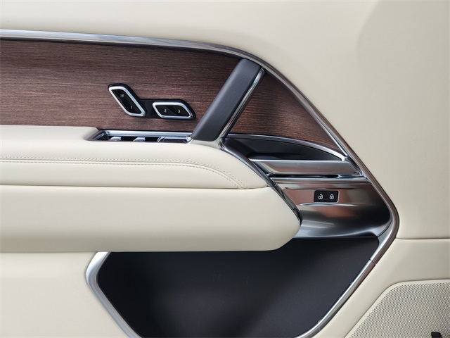 2025 Land Rover Range Rover SE photo 14