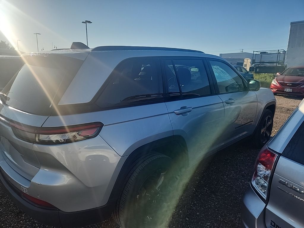 2023 Jeep Grand Cherokee Altitude photo 2