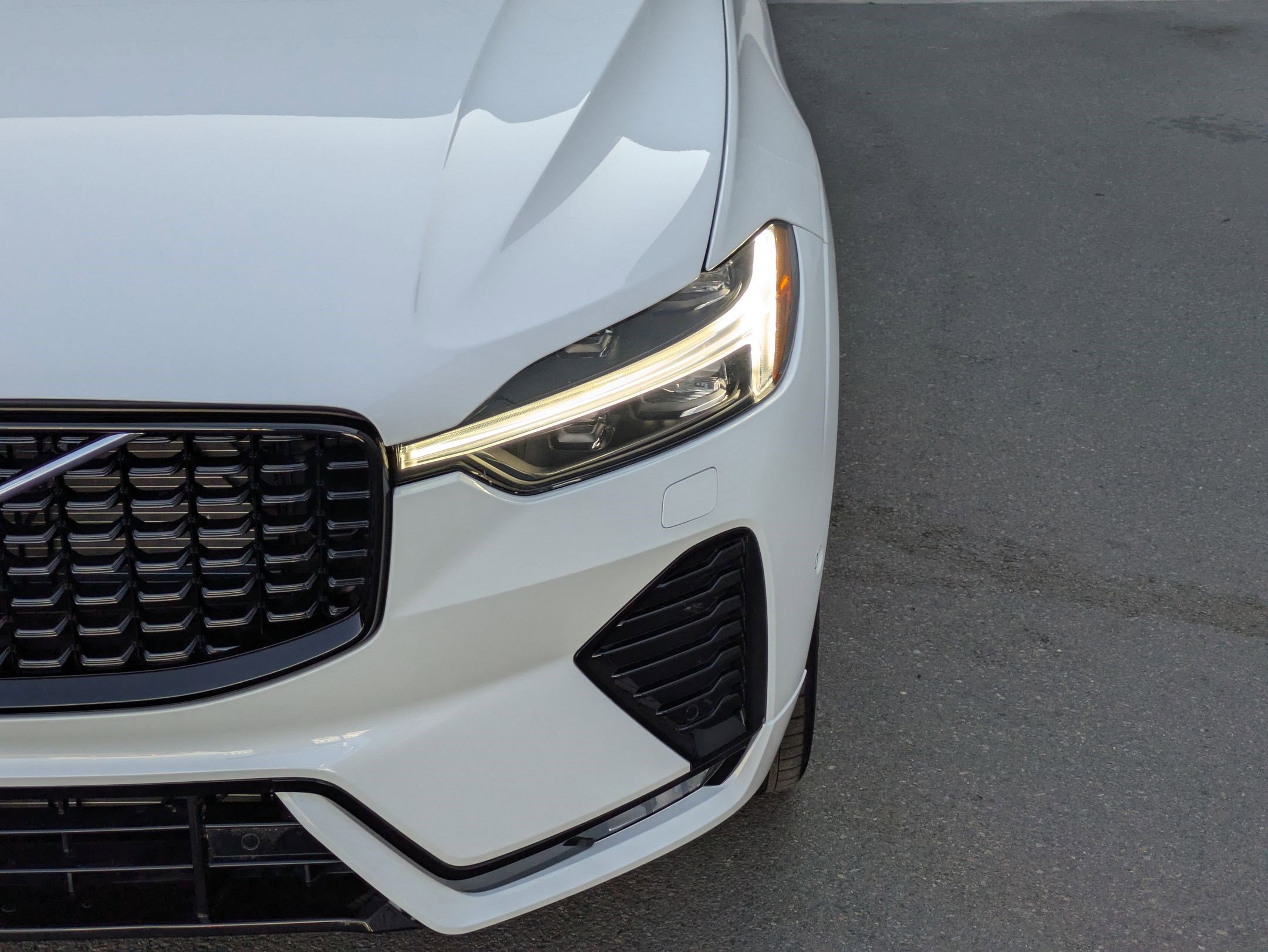 2025 Volvo XC60 Plus photo 9