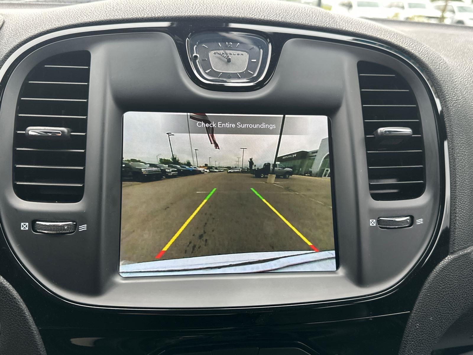 2020 Chrysler 300 photo 13