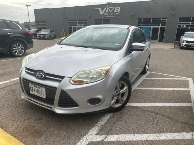 Used 2014 Ingot Silver Metallic Ford SE image 1