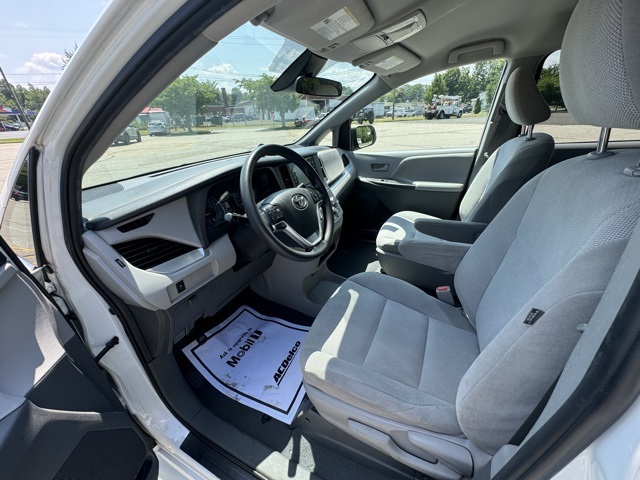 2020 Toyota Sienna L photo 9