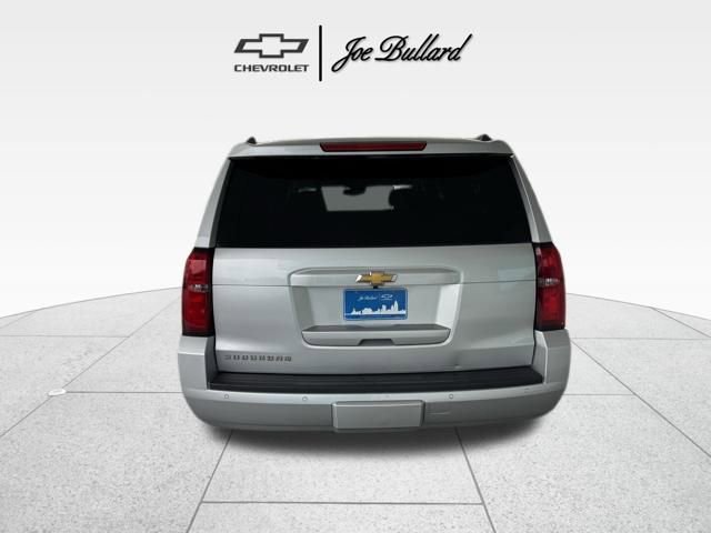 2016 Chevrolet Suburban LT photo 4