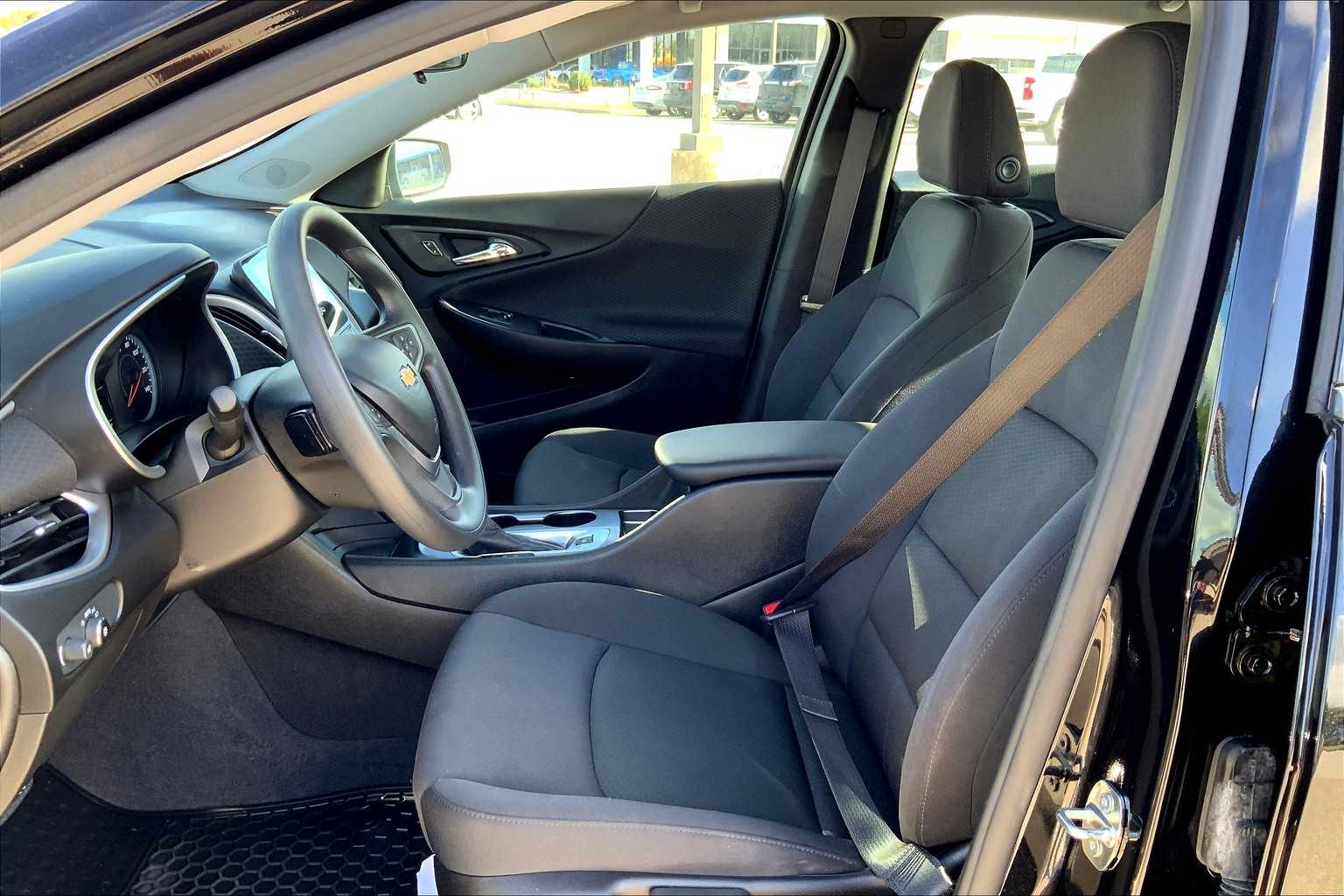 2023 Chevrolet Malibu LS photo 7
