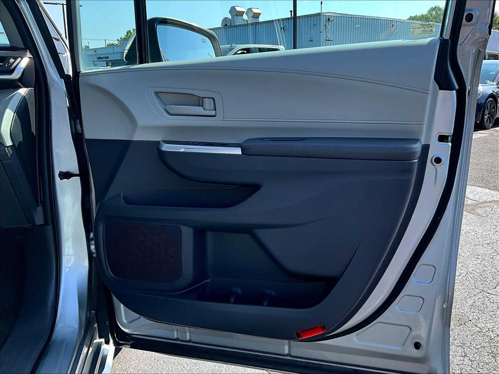 2023 Toyota Sienna LE photo 12