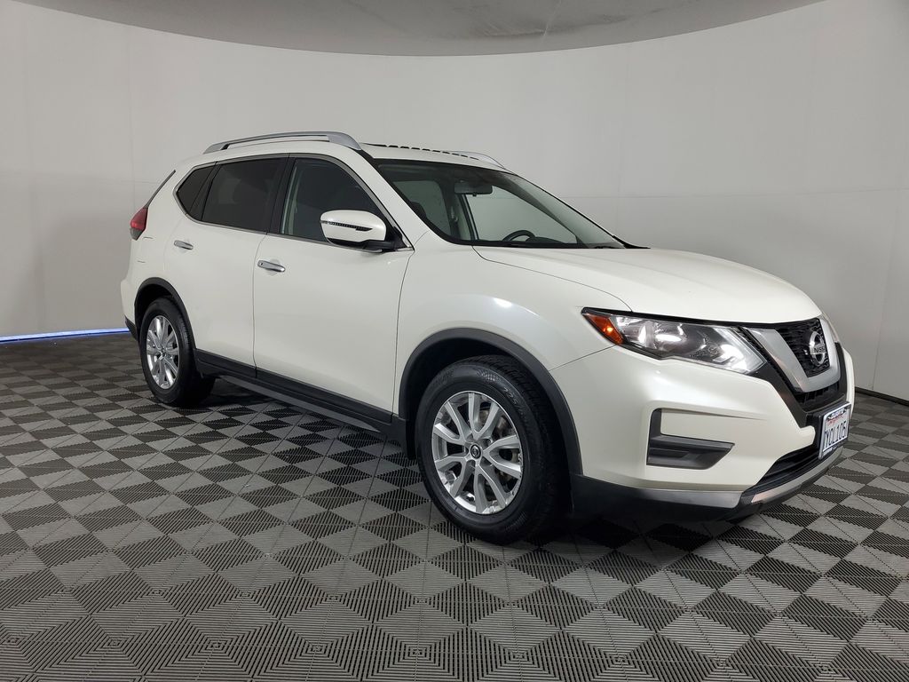 2017 Nissan Rogue SV photo 2