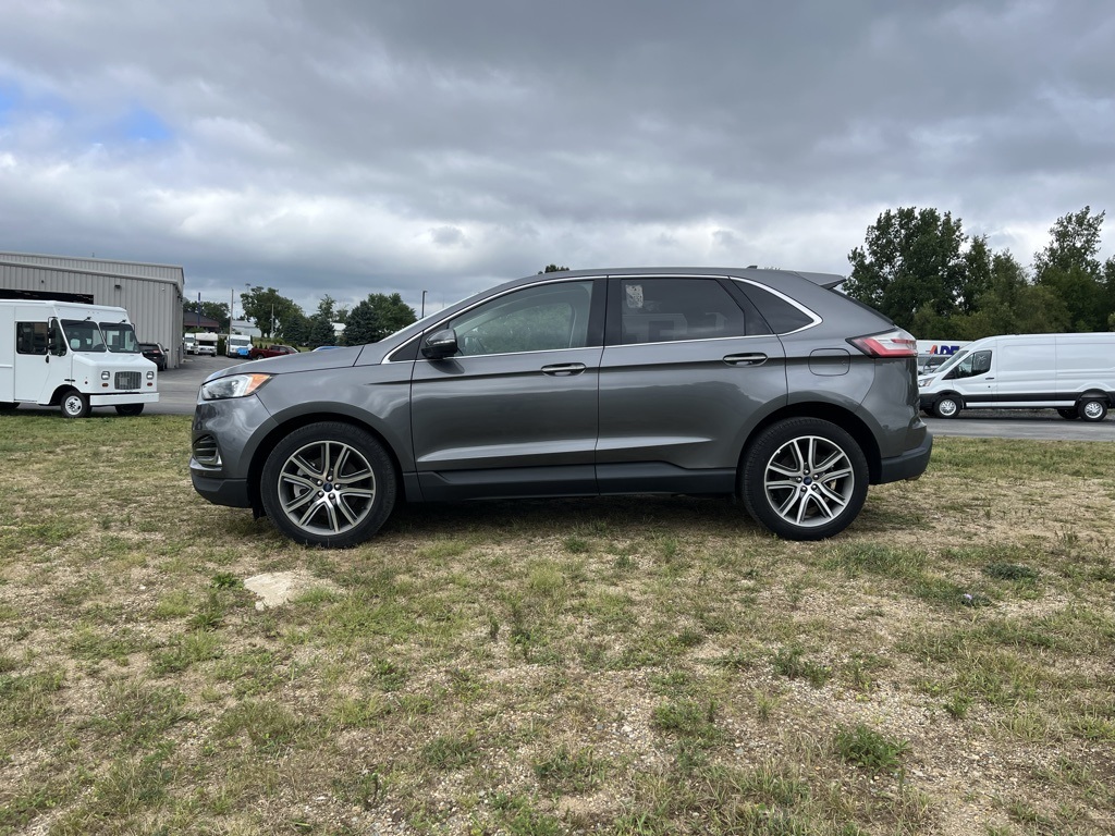 2022 Ford Edge Titanium photo 2