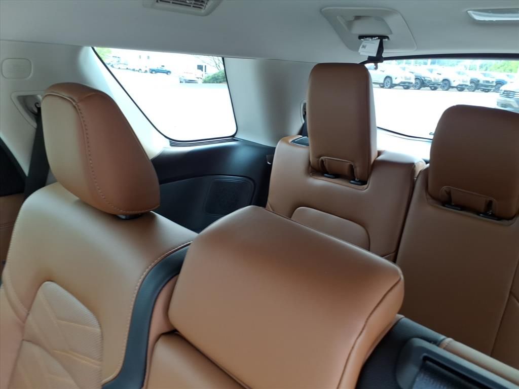 2025 Nissan Pathfinder Platinum photo 11