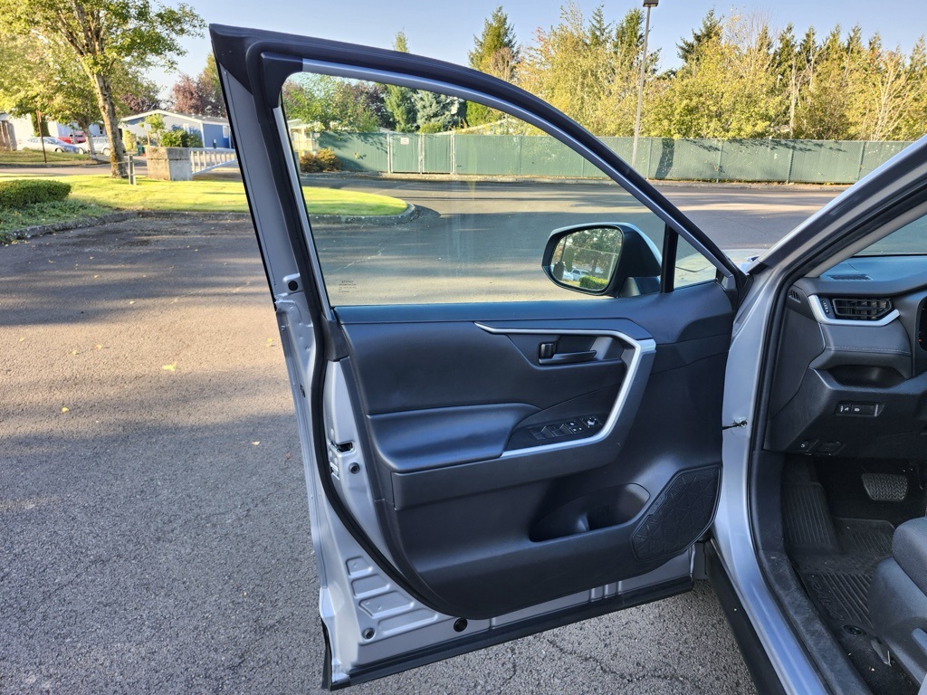 2023 Toyota RAV4 Hybrid LE photo 17