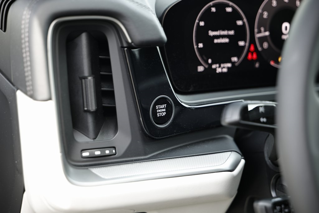 2025 Porsche Cayenne photo 21