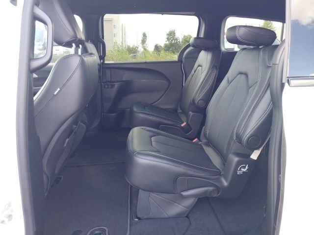 2026 Chrysler Pacifica photo 2