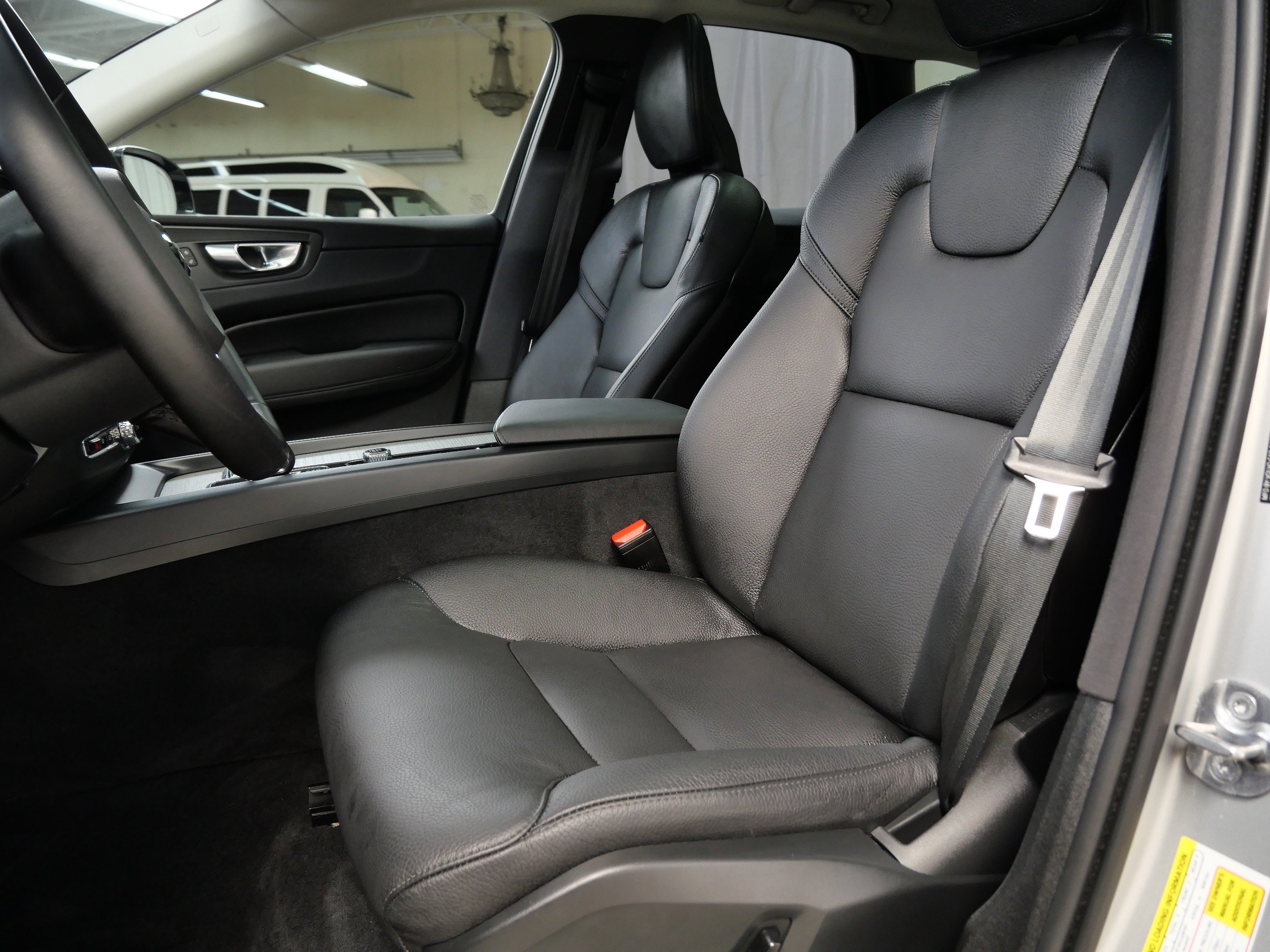 2025 Volvo XC60 Plus photo 3