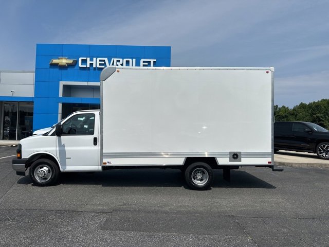 2024 Chevrolet Express Cutaway Base's photo