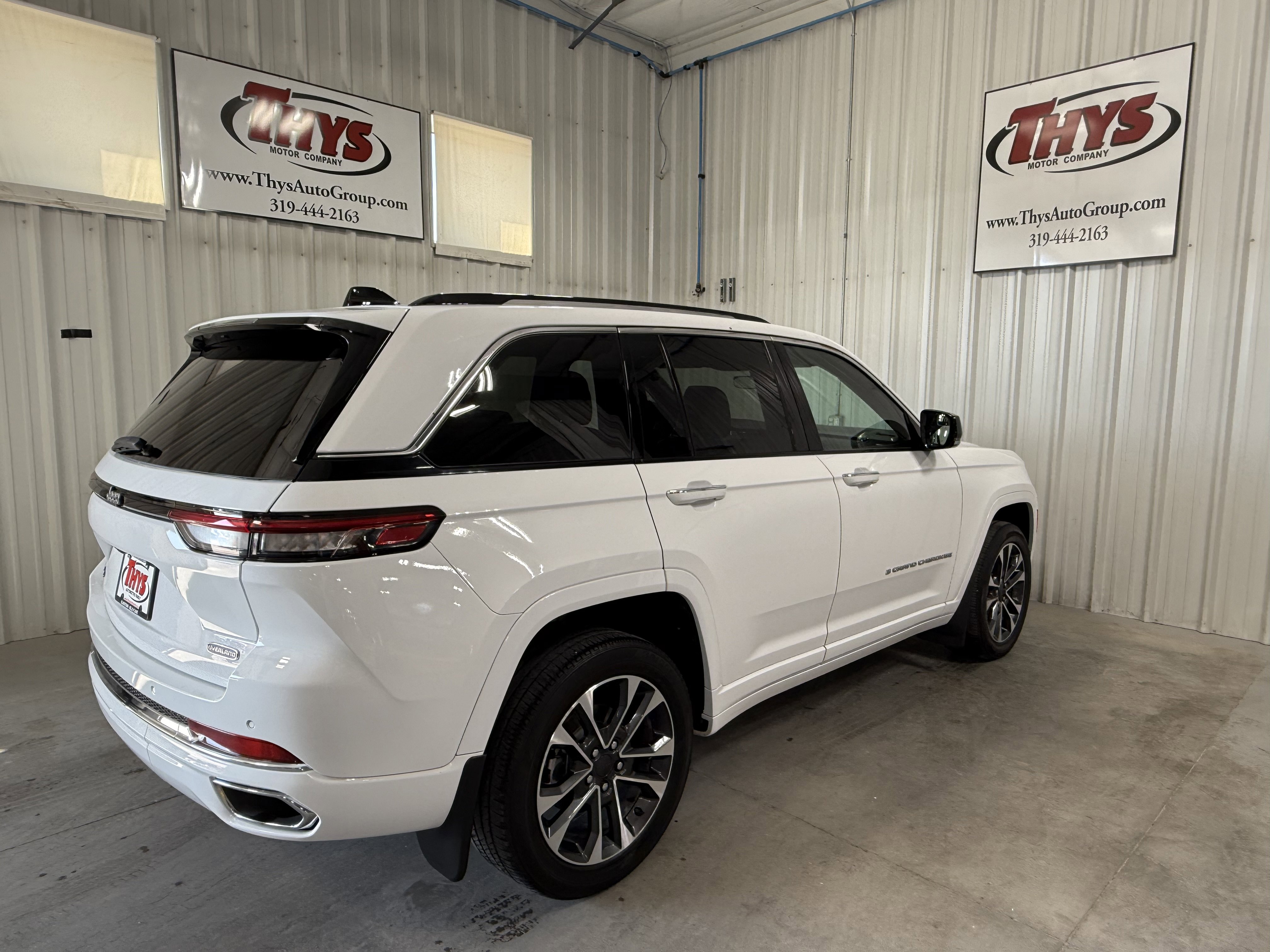 2023 Jeep Grand Cherokee Overland photo 2