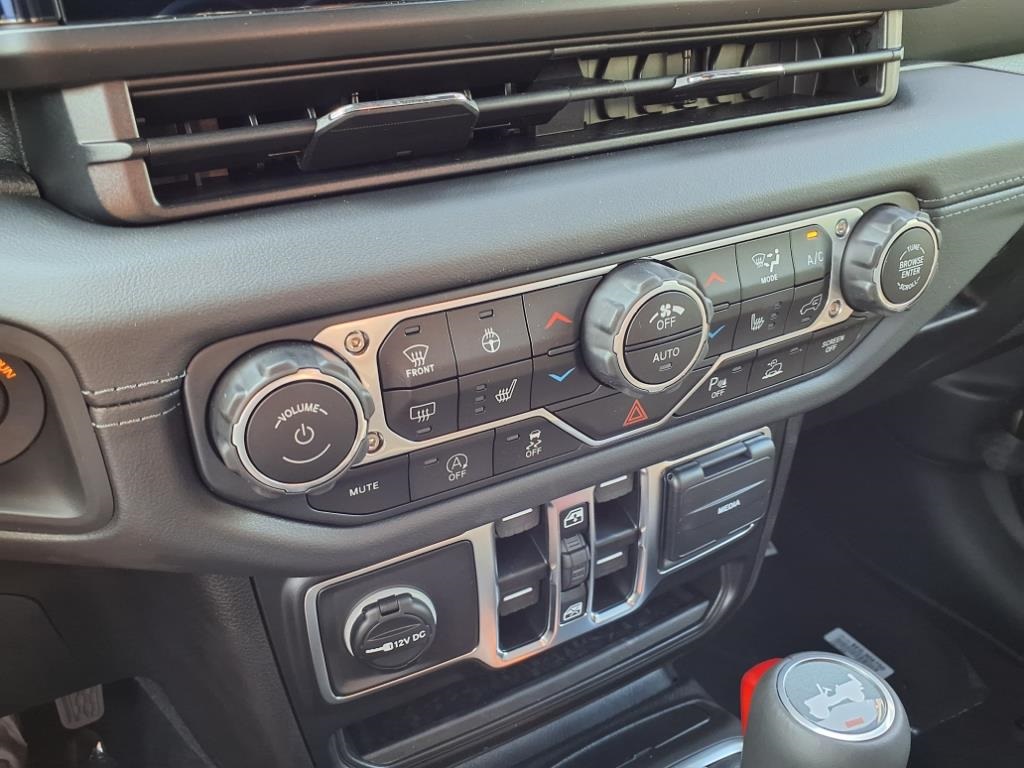 2025 Jeep Wrangler Sahara photo 15