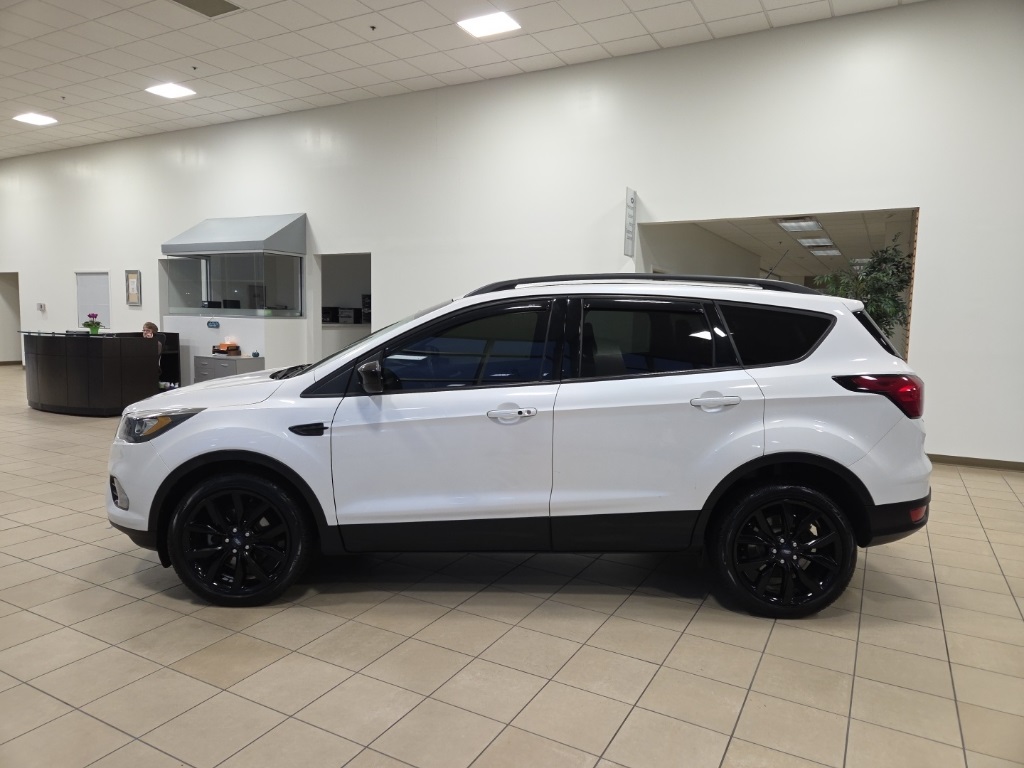Used 2019 Ford Escape SE with VIN 1FMCU0GDXKUB24102 for sale in Taylorsville, IN