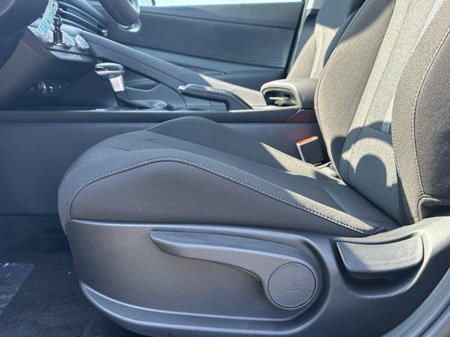 2025 Hyundai Elantra SE photo 9
