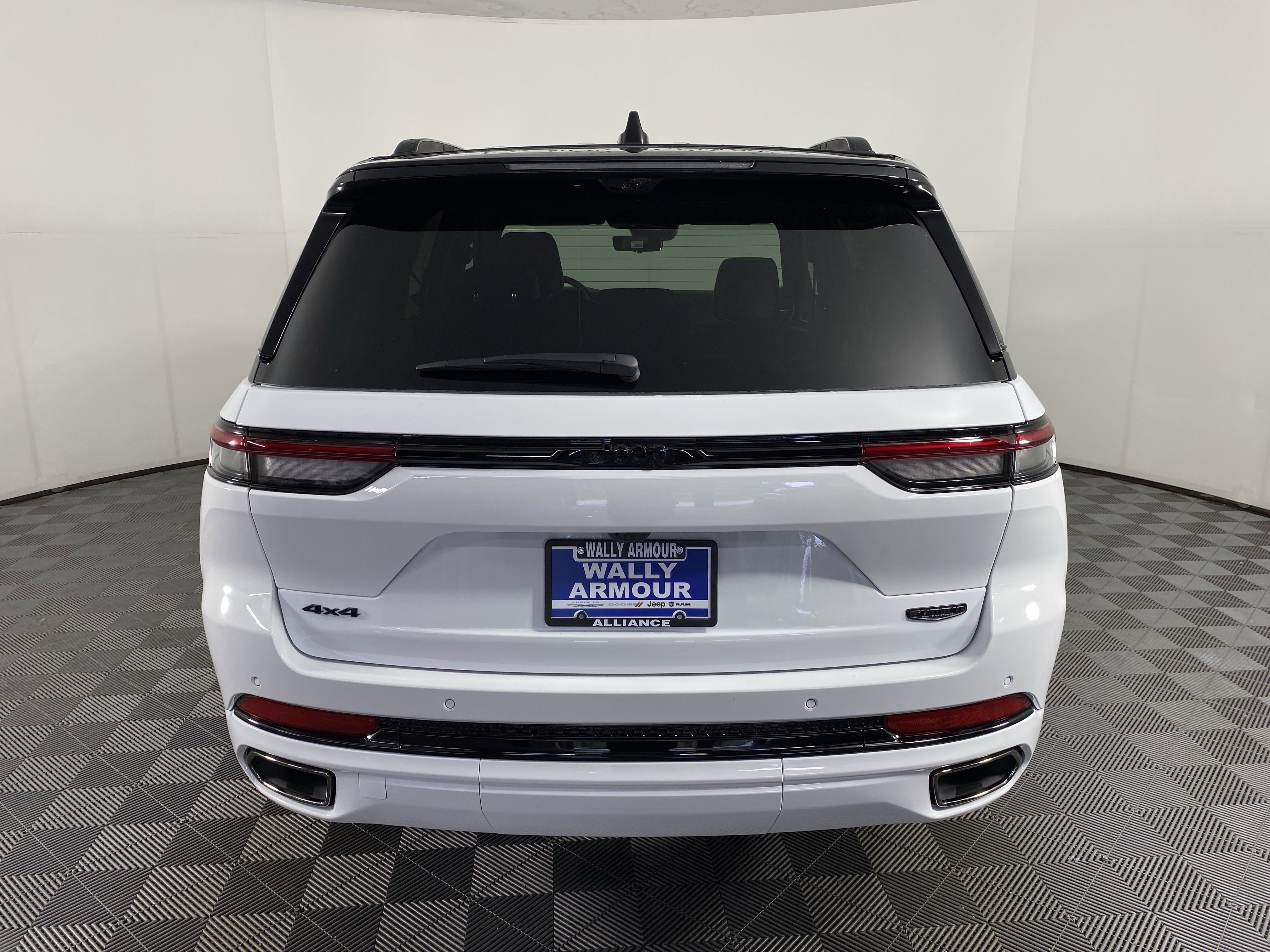 2025 Jeep Grand Cherokee Summit photo 3