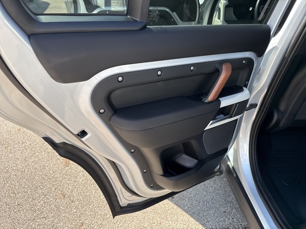 2024 Land Rover Defender 110 SE photo 16