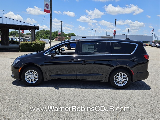 2025 Chrysler Voyager LX photo 4