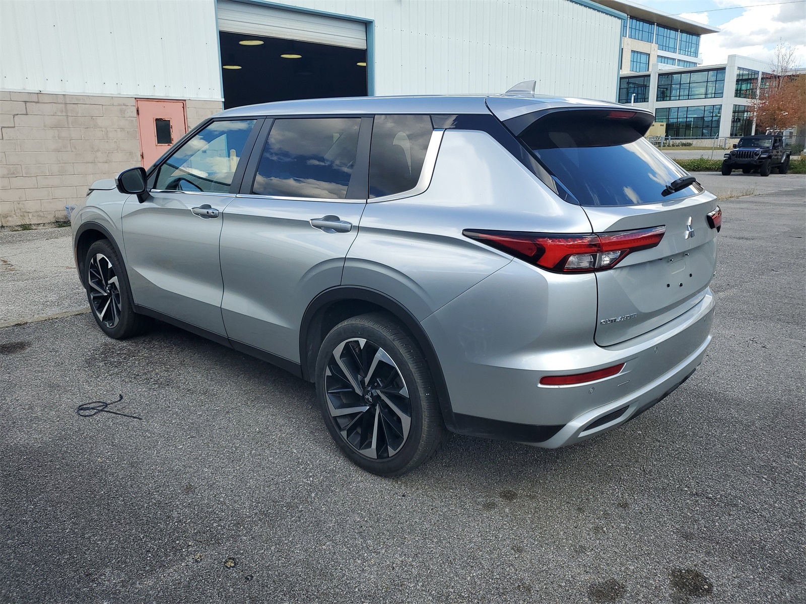 2024 Mitsubishi Outlander SE photo 3