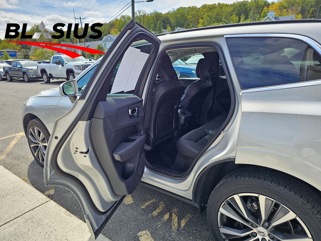 2022 Volvo XC60 B5 Momentum photo 13