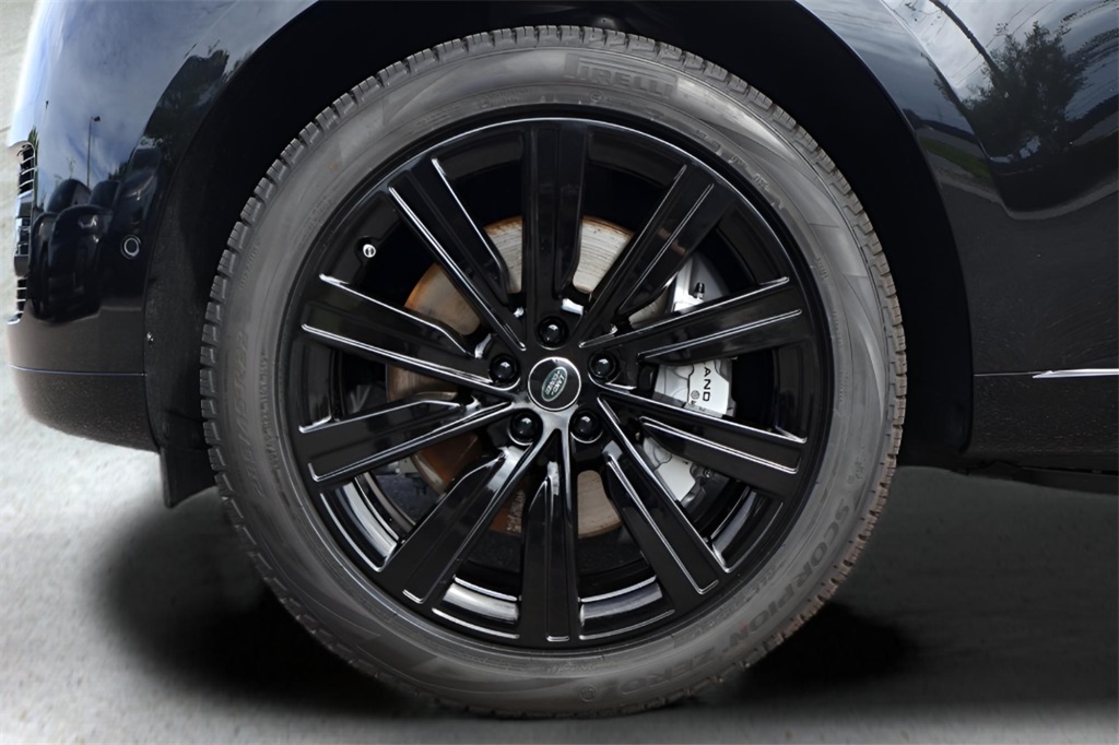 2025 Land Rover Range Rover SE photo 9