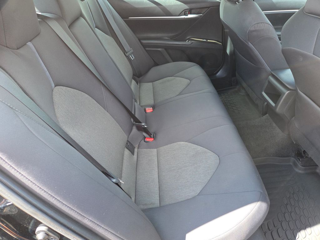 2022 Toyota Camry Hybrid LE photo 17