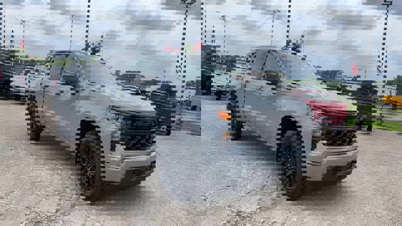 2024 Chevrolet Silverado 1500 Custom photo 3