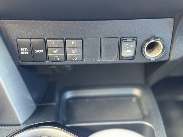2016 Toyota RAV4 Limited photo 13