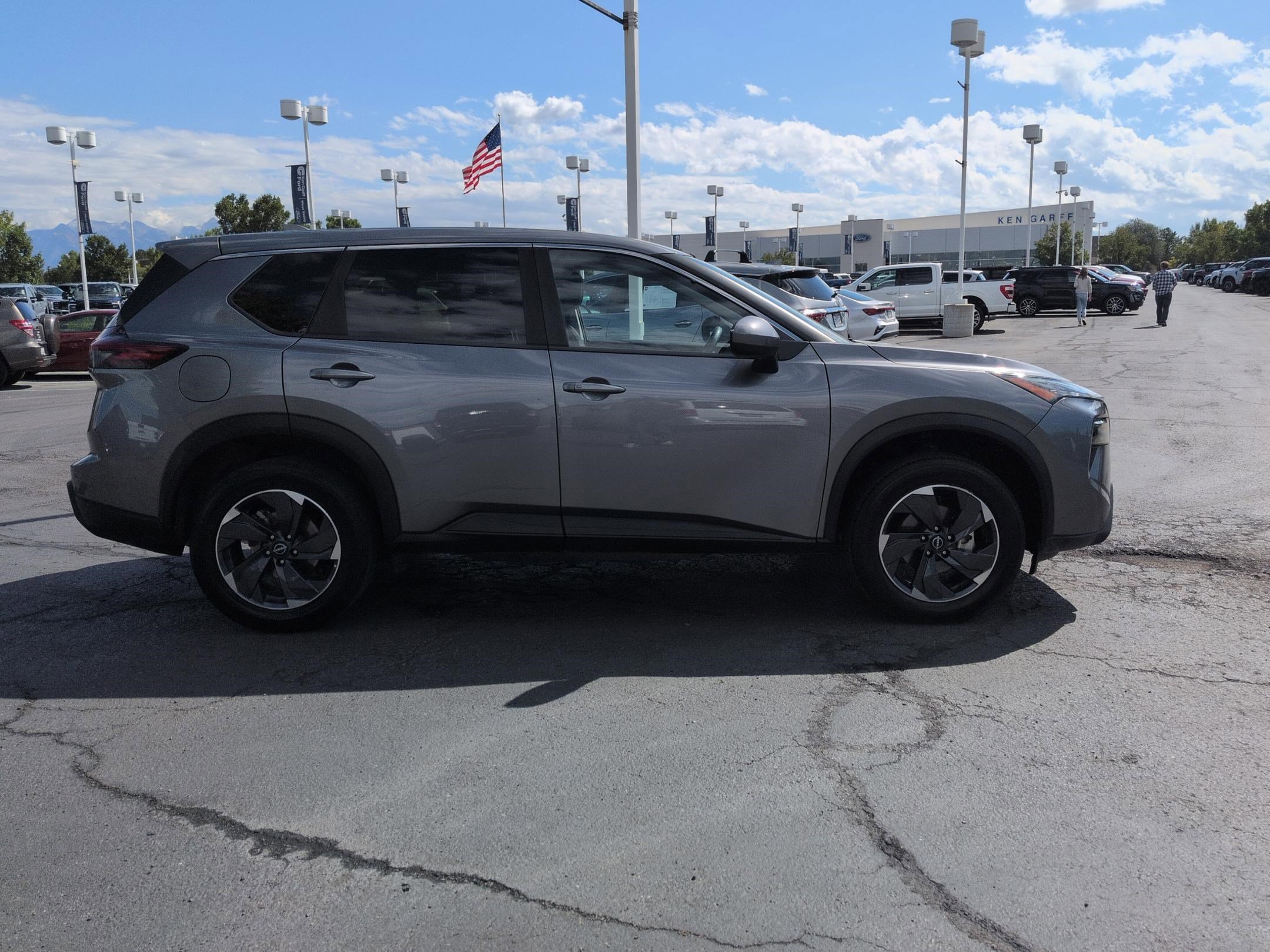 2024 Nissan Rogue SV photo 2