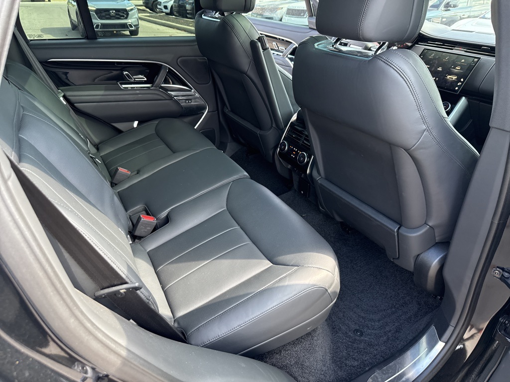 2023 Land Rover Range Rover SE photo 19