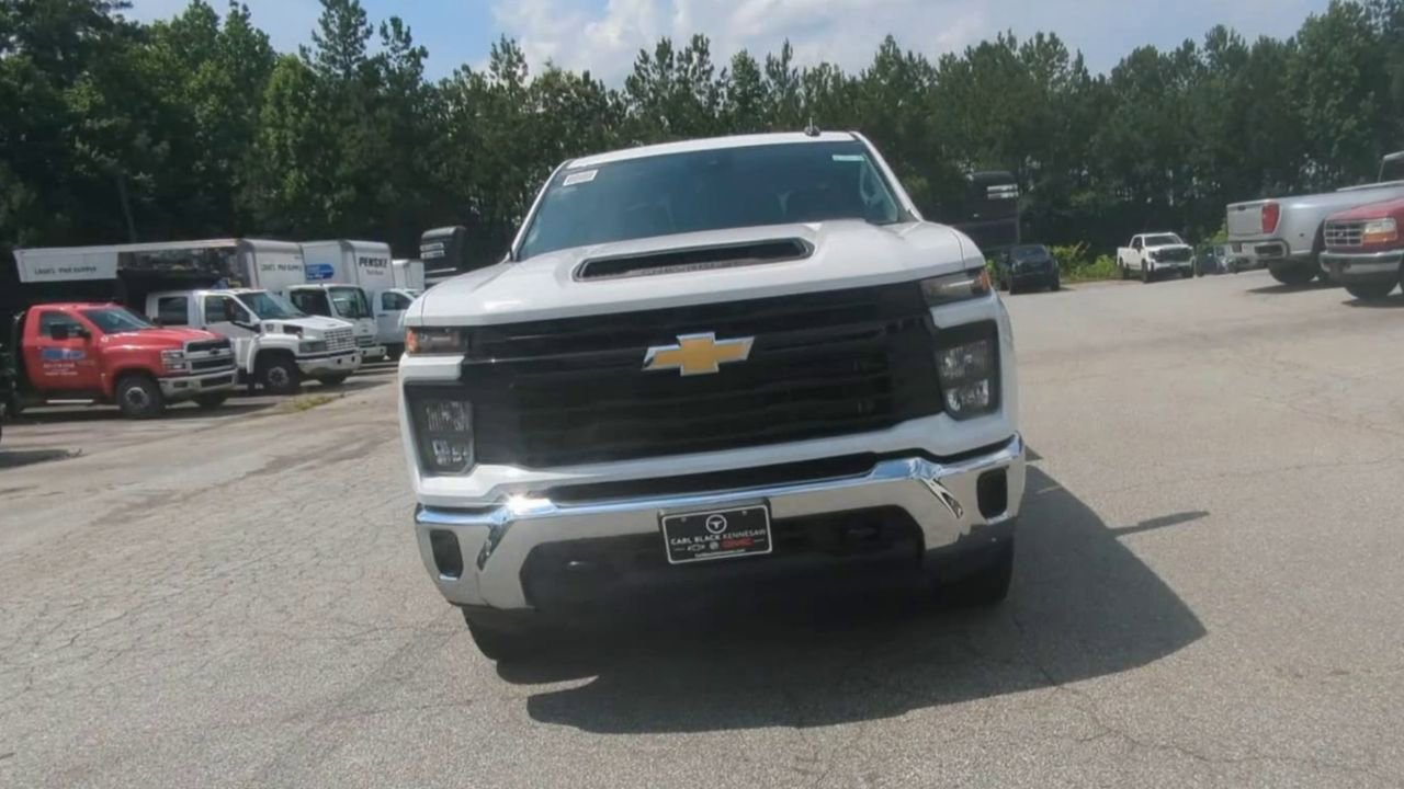 2025 Chevrolet Silverado 2500HD photo 3