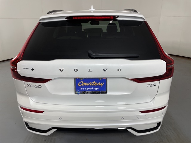 2026 Volvo XC60 Plus photo 7