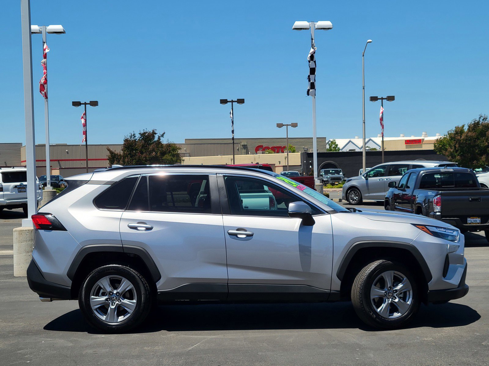2024 Toyota RAV4 XLE photo 2