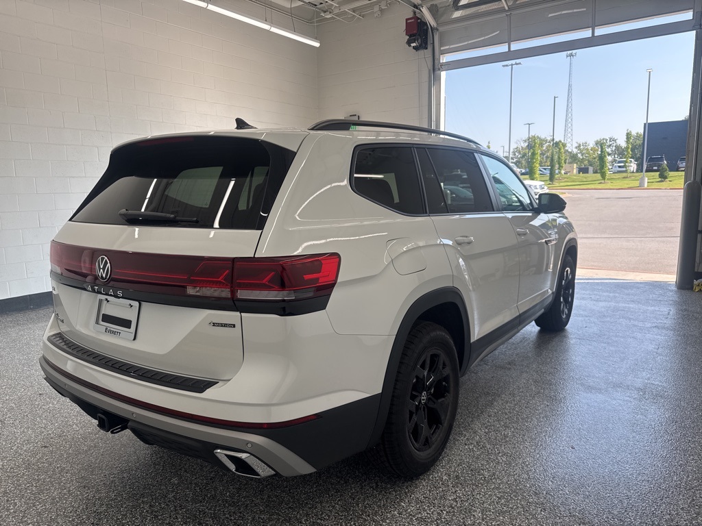 2026 Volkswagen Atlas Peak Edition SE photo 3