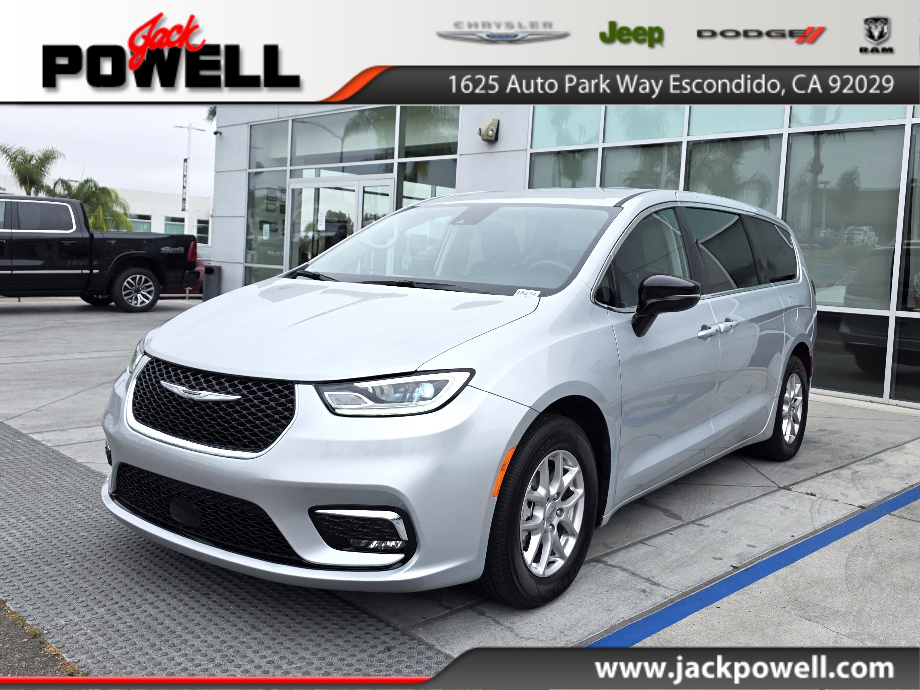 2024 Chrysler Pacifica Touring L's photo