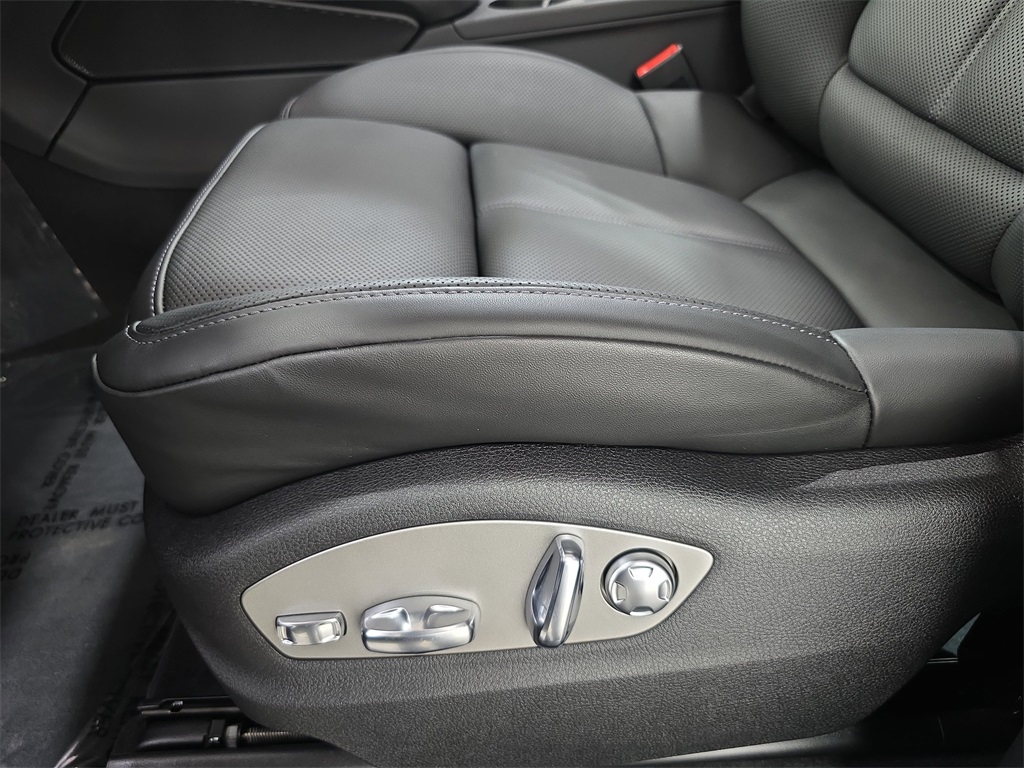 2026 Porsche Macan T photo 21