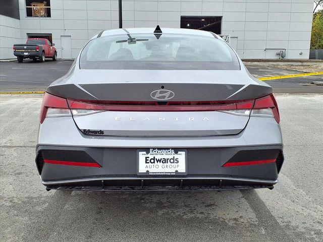 2025 Hyundai Elantra SE photo 4