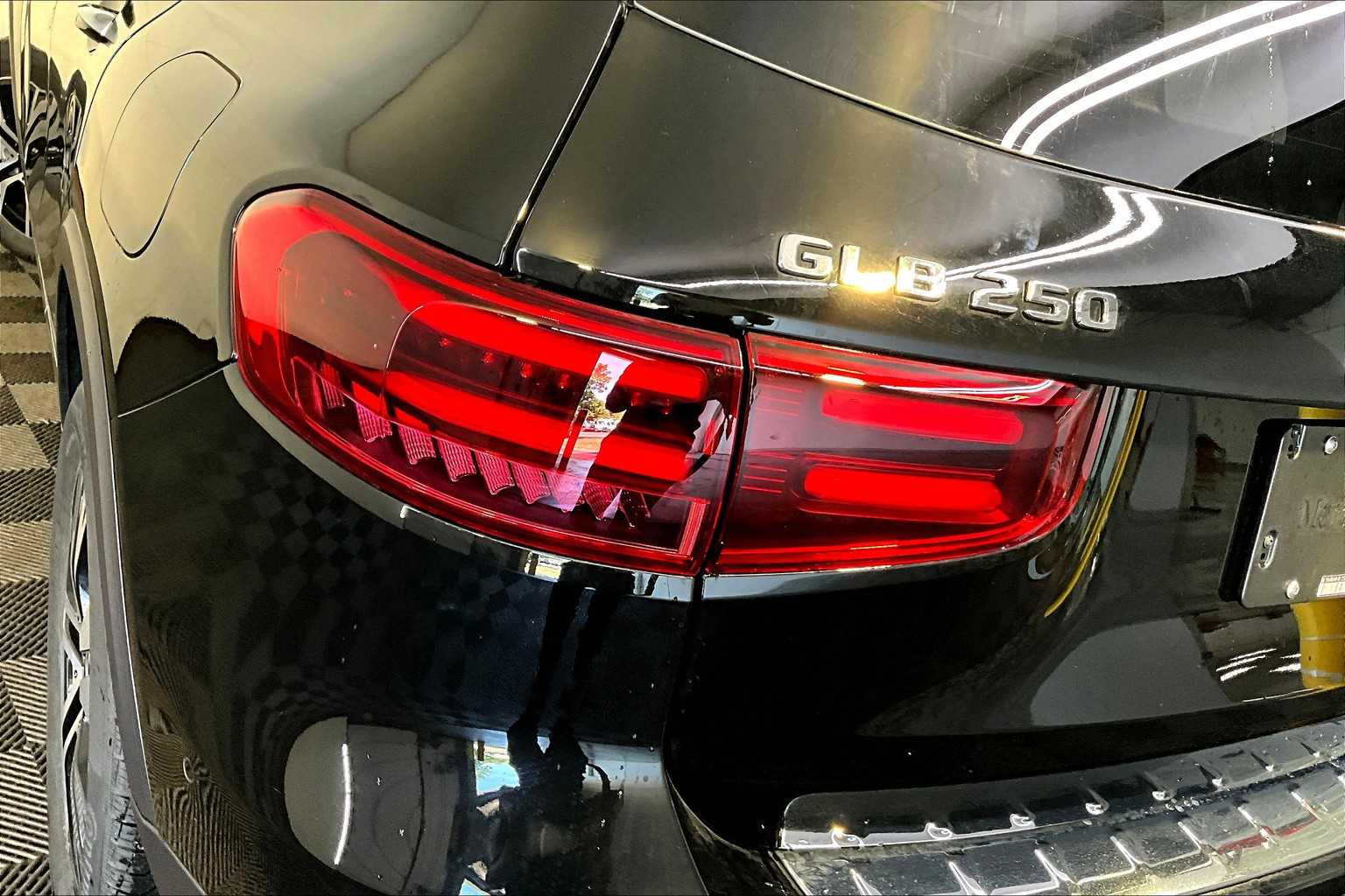 2025 Mercedes Benz GLB 250 4MATIC photo 3