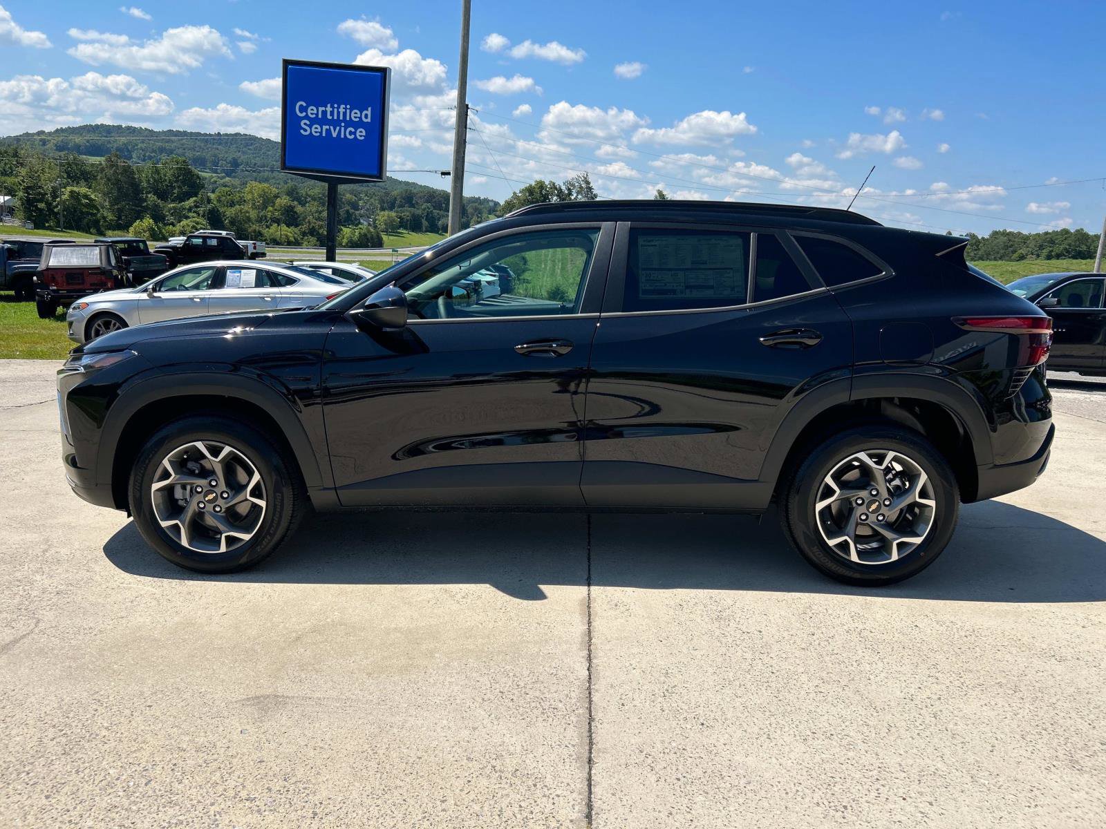 2025 Chevrolet Trax LT photo 6