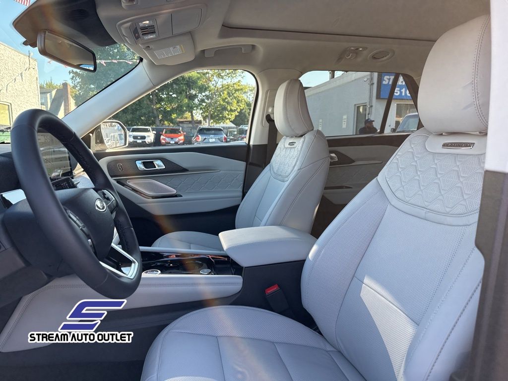 2025 Ford Explorer Platinum photo 10